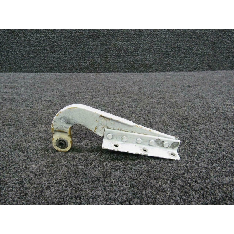 101137-002 (Alt: 101137-2) Piper Main Gear Door Inbd Hinge Assy