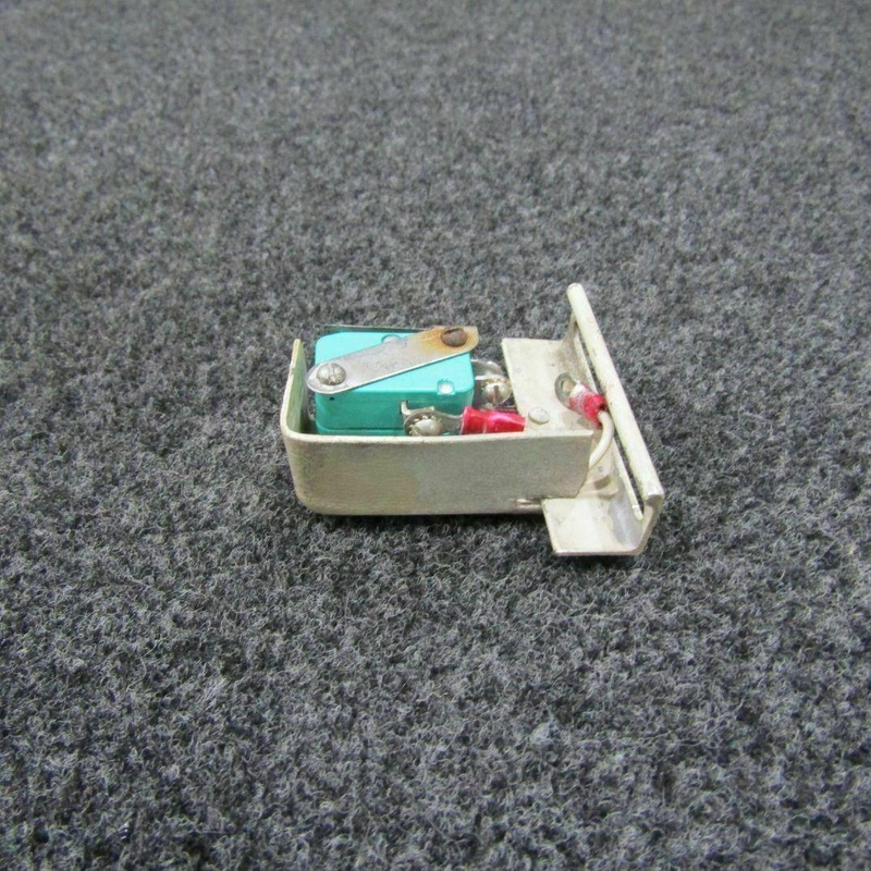 V3-1001 Piper PA-31T Nose Baggage Door Switch Assembly (Casing Cracked)(C20)